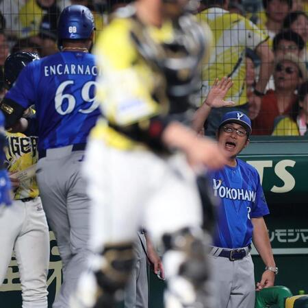 ８回、３ランを放ったエンカーナシオンを迎える相川監督（右）＝撮影・山口登