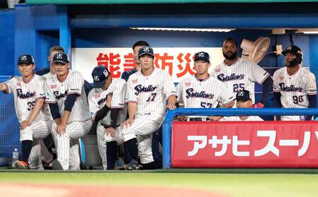 ９回、硬い表情で試合を見守るヤクルトナイン