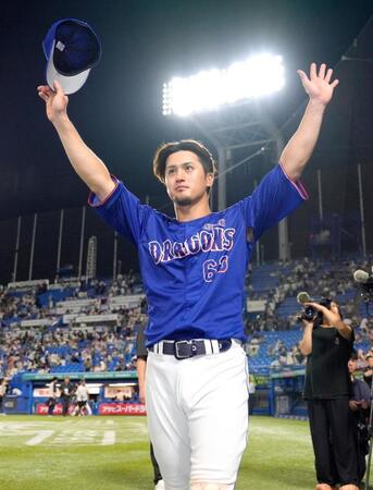 ヤクルトに勝利し、スタンドの声援に応える中日・板山