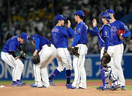 ヤクルトに勝利しタッチを交わす中日ナイン