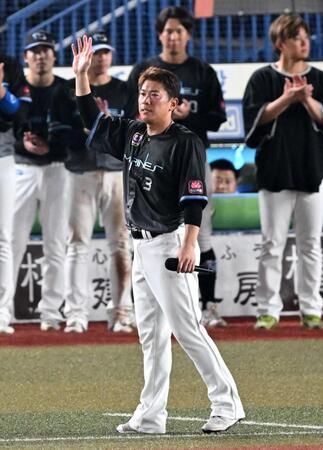 引退を決断し、試合後、観客にあいさつをする角中
