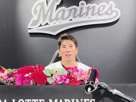 会見で引退を表明したロッテの角中