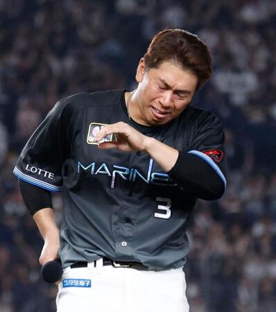 試合後にファンにあいさつし、感極まるロッテ・角中