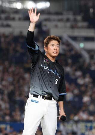 試合後に声援に応えるロッテ・角中