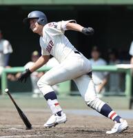 ３回、三塁ベースに当たる適時二塁打を放つ浦和学院・内藤蒼（撮影・伊藤笙子）