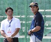 原口氏と話をする藤浪（撮影・田中太一）