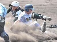 報徳－明石商　２回、大塚の二塁打で２走・米田（右）が生還し、２-０とリードを広げる
