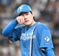 １回、オリックスに先制点を与え、汗をぬぐう有原（撮影・高部洋祐）