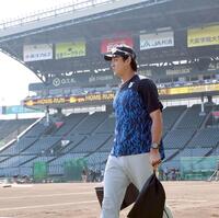 外野へ向かう藤浪（撮影・田中太一）