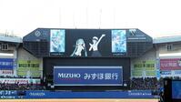 ファーストピッチセレモニーに登場した初音ミク（左）と星街すいせい