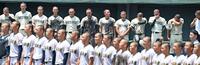 明石商に０-８で７回コールド負けをし、涙を拭う報徳ナイン