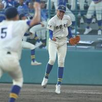 ９回を投げきった奈良大付・新城楓雅はガッツポーズを見せる（撮影・坂部計介）