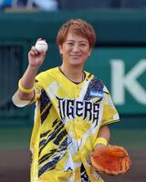ファーストピッチセレモニーに向かう上地雄輔（撮影・立川洋一郎）