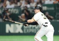 ７回、中前打を放ち猛打賞の言う泉口（撮影・金田祐二）
