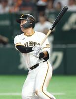 ６回、走者一掃の逆転３点二塁打を放つ笹原（撮影・金田祐二）