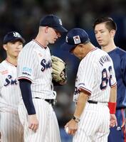 ６回、ウォルターズ（左）に降板を告げる池山監督