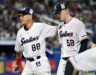 ６回途中で降板するヤクルトのウォルターズ。左は池山監督　