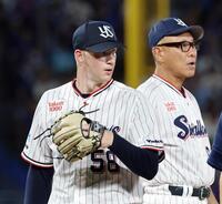 ６回途中で降板するヤクルトのウォルターズ。右は池山監督　