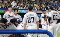 ５回の攻撃前、円陣を組むヤクルトナイン