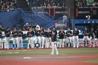 引退を決断し、試合後、観客にあいさつをする角中