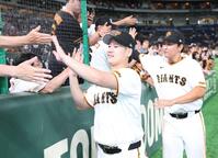 ファンと笑顔でハイタッチする井上（左）と笹原（撮影・金田祐二）
