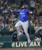 ８回、ランを放ち生還するエンカーナシオン（撮影・山口登）