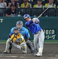５回、右翼スタンドへ先制ソロを放つ宮下（撮影・立川洋一郎）