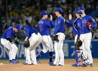 ヤクルトに勝利しタッチを交わす中日ナイン