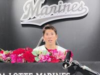 会見で引退を表明したロッテの角中