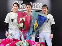 引退会見したロッテの角中（中）と花束を手渡した益田（右）と山口