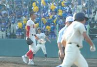 ７回、奈良大付・堤健太朗に同点となる本塁打を浴び、マウンドで呆然とする智弁学園・杉本真滉（撮影・坂部計介）