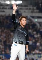 試合後に声援に応えるロッテ・角中