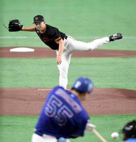 　１回、細川（手前）から空振り三振を奪う小笠原（撮影・佐藤厚）
