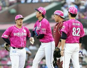 　６回、追加点を許した岸（左から２人目）のもとに集まる楽天ナイン