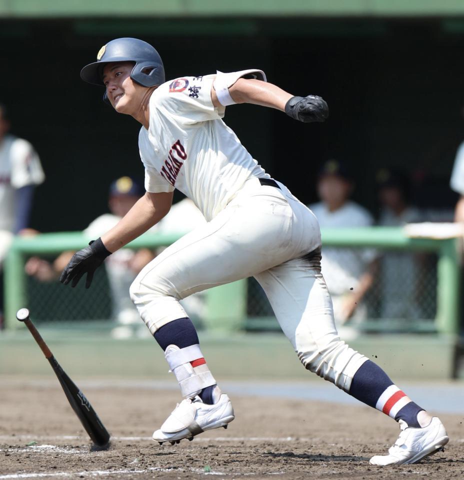 ３回、三塁ベースに当たる適時二塁打を放つ浦和学院・内藤蒼（撮影・伊藤笙子）