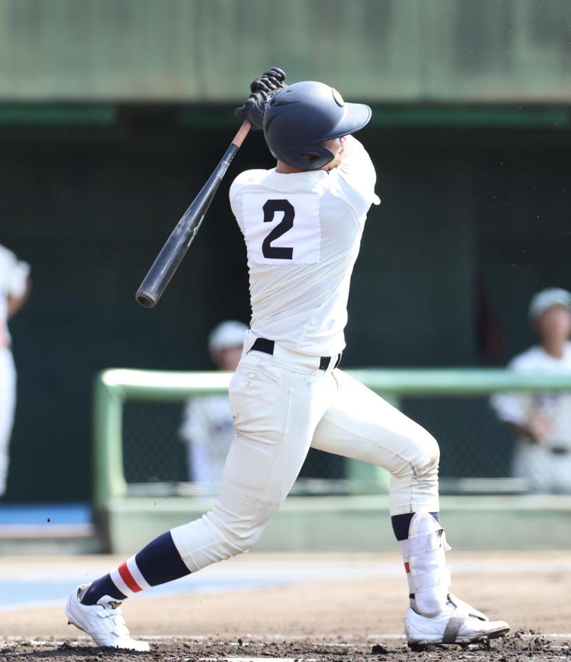 １回、レフトオーバーの二塁打を放つ浦和学院・内藤蒼（撮影・伊藤笙子）