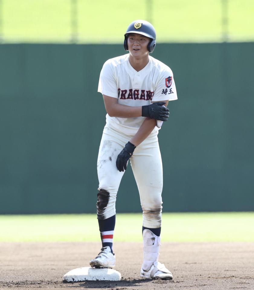 １回、レフトオーバーの二塁打を放った浦和学院・内藤蒼（撮影・伊藤笙子）