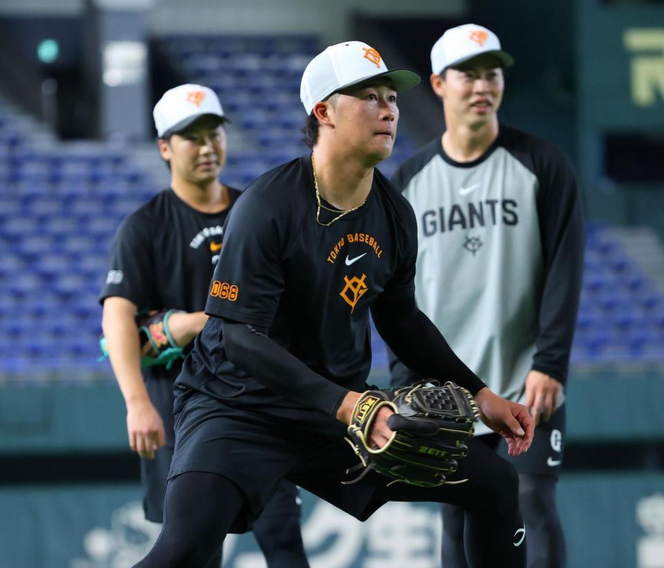 支配下登録され１軍の練習に合流した代木（撮影・金田祐二）