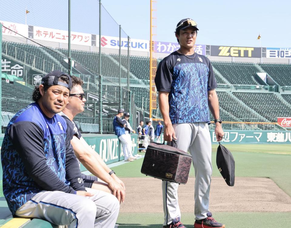 宮崎と話をする藤浪（撮影・田中太一）