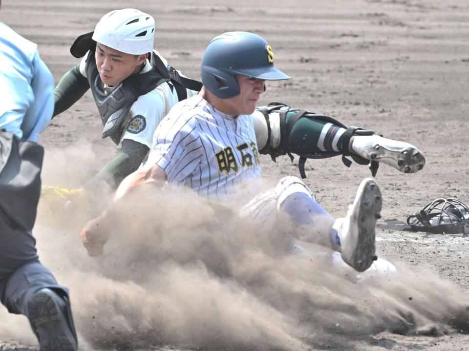 報徳－明石商　２回、大塚の二塁打で２走・米田（右）が生還し、２-０とリードを広げる