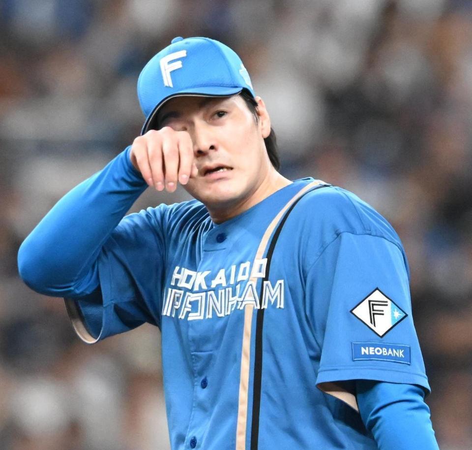 １回、オリックスに先制点を与え、汗をぬぐう有原（撮影・高部洋祐）