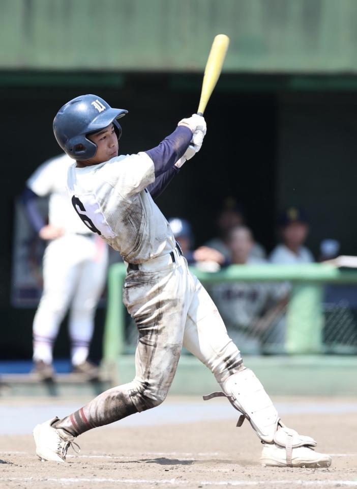 ７回、中前へ２点適時打を放つ県浦和・平山大翔（撮影・伊藤笙子）