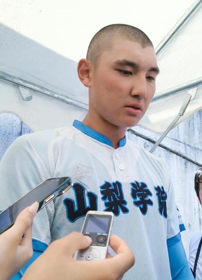 帝京三に敗れ取材に応じる山梨学院・菰田＝甲府市の山日ＹＢＳ