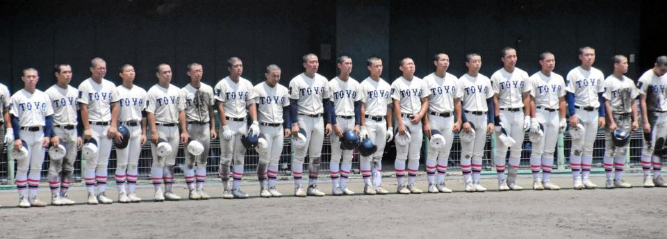 ５回戦で敗れて４季連続の甲子園大会出場を逃し、ベンチ前で整列する東洋大姫路の選手ら