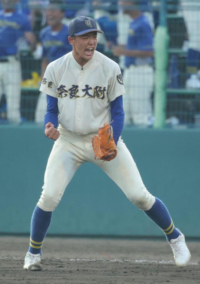９回を投げきった奈良大付・新城楓雅はガッツポーズを見せる（撮影・坂部計介）