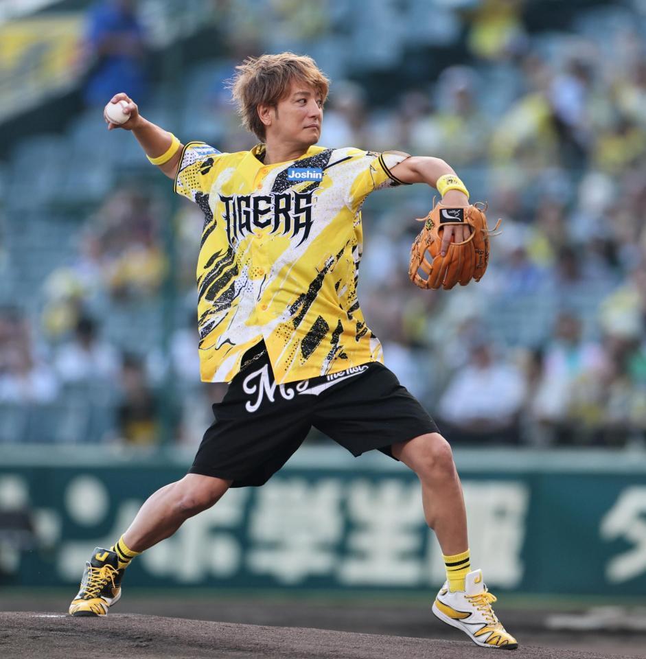ファーストピッチセレモニーを行う上地雄輔（撮影・田中太一）