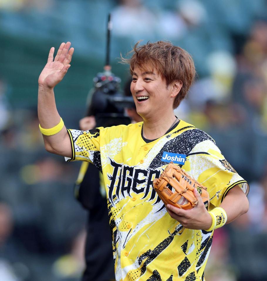 ファーストピッチセレモニーを終え笑顔を見せる上地雄輔（撮影・山口登）