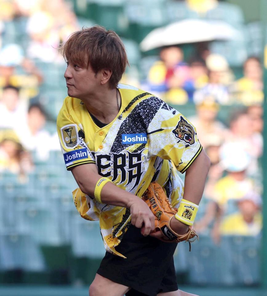 ファーストピッチセレモニーをする上地雄輔（撮影・山口登）