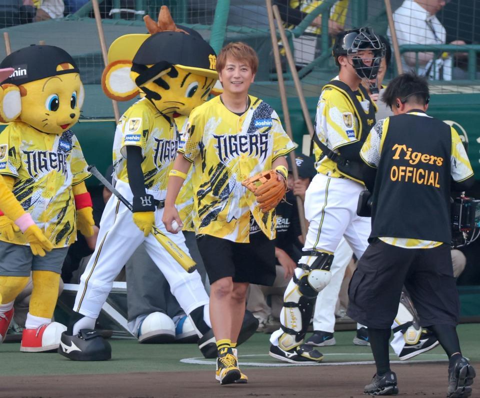 ファーストピッチセレモニーに向かう上地雄輔（撮影・立川洋一郎）