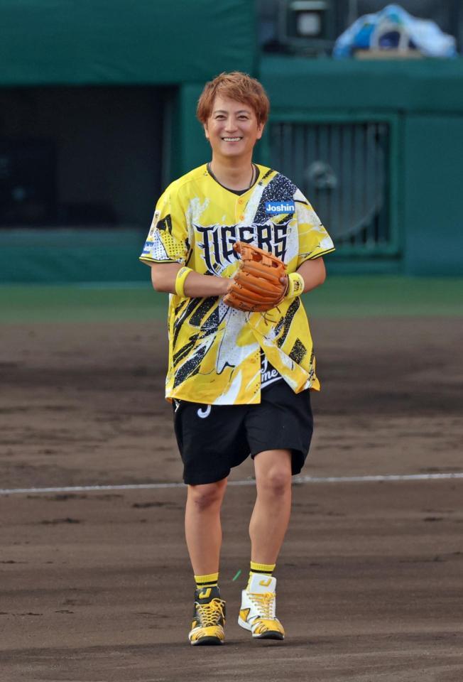 ファーストピッチセレモニーに向かう上地雄輔（撮影・立川洋一郎）